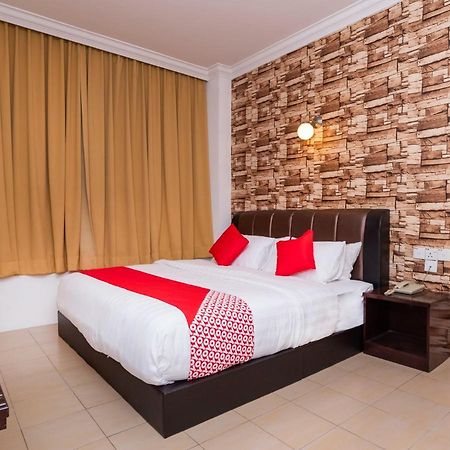 Super Oyo 1114 Neo Pegasus Hotel Сегамат Экстерьер фото