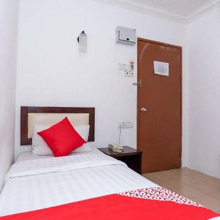 Super Oyo 1114 Neo Pegasus Hotel Сегамат Экстерьер фото