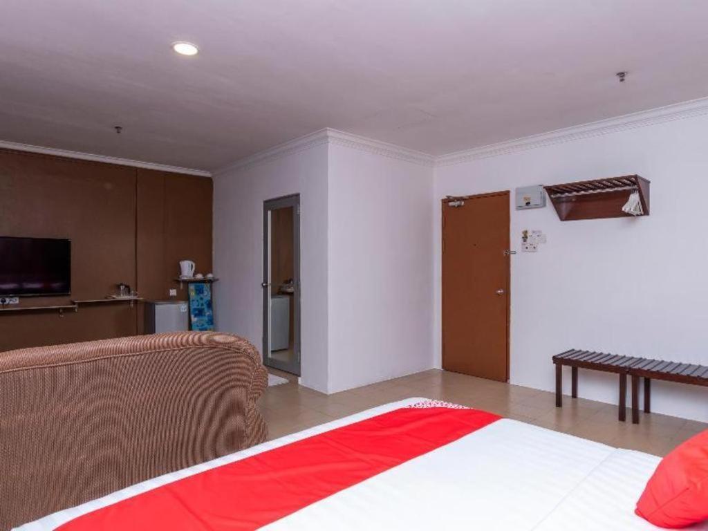 Super Oyo 1114 Neo Pegasus Hotel Сегамат Экстерьер фото
