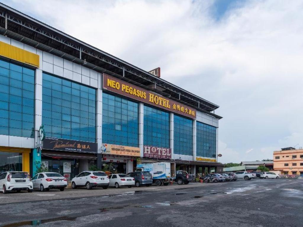 Super Oyo 1114 Neo Pegasus Hotel Сегамат Экстерьер фото