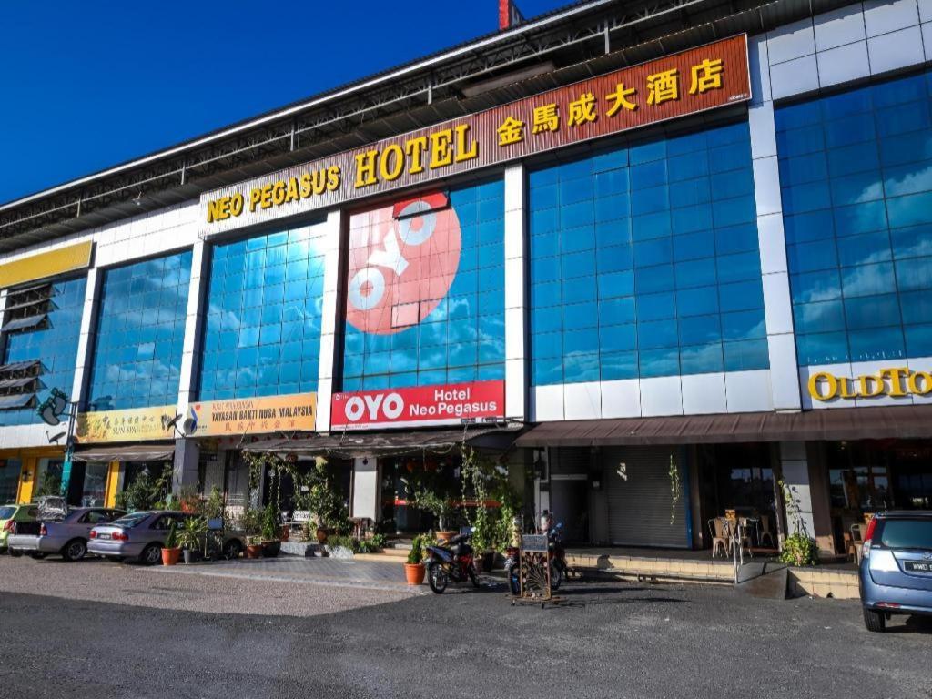 Super Oyo 1114 Neo Pegasus Hotel Сегамат Экстерьер фото