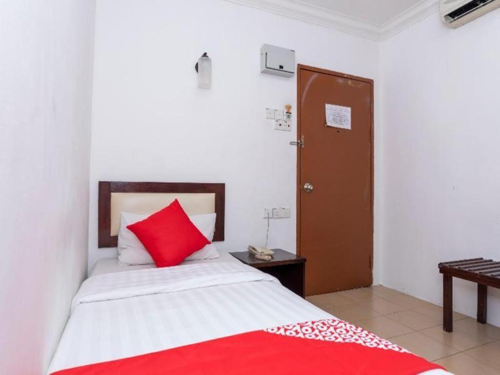 Super Oyo 1114 Neo Pegasus Hotel Сегамат Экстерьер фото