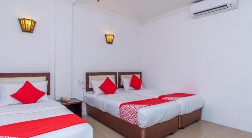 Super Oyo 1114 Neo Pegasus Hotel Сегамат Экстерьер фото