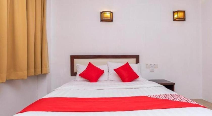 Super Oyo 1114 Neo Pegasus Hotel Сегамат Экстерьер фото