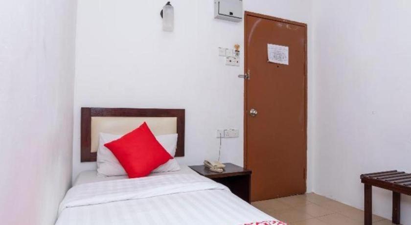 Super Oyo 1114 Neo Pegasus Hotel Сегамат Экстерьер фото