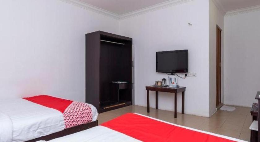 Super Oyo 1114 Neo Pegasus Hotel Сегамат Экстерьер фото