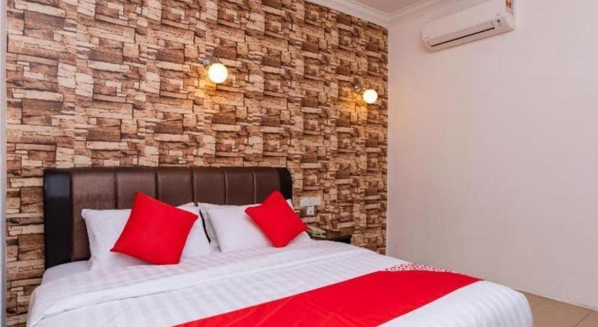 Super Oyo 1114 Neo Pegasus Hotel Сегамат Экстерьер фото