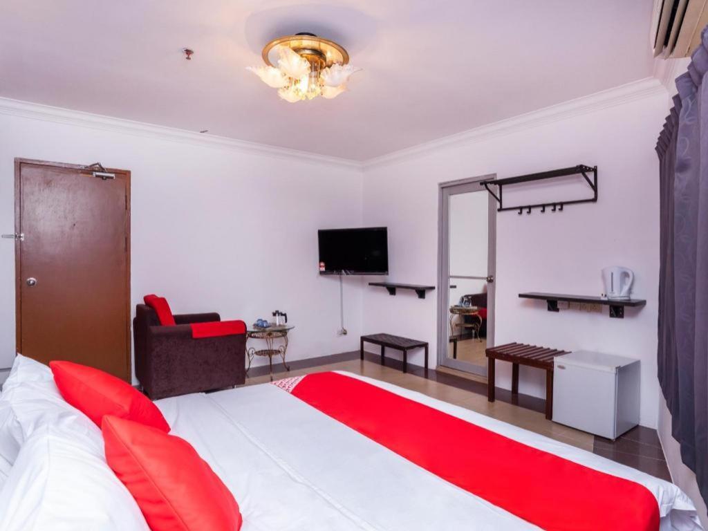 Super Oyo 1114 Neo Pegasus Hotel Сегамат Экстерьер фото