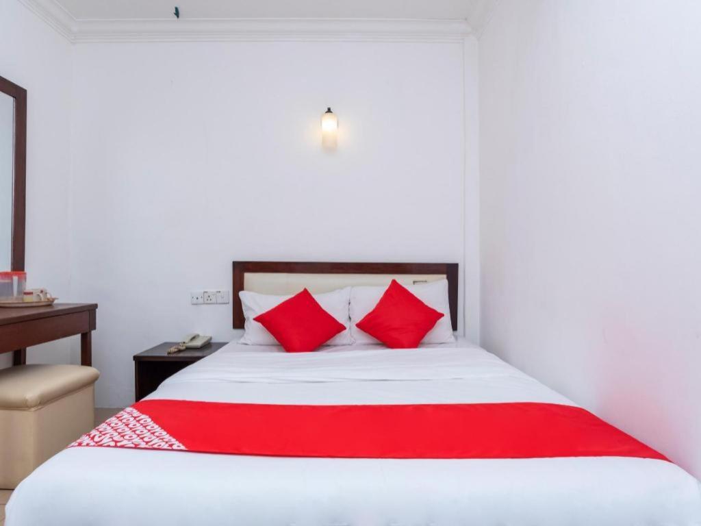 Super Oyo 1114 Neo Pegasus Hotel Сегамат Экстерьер фото