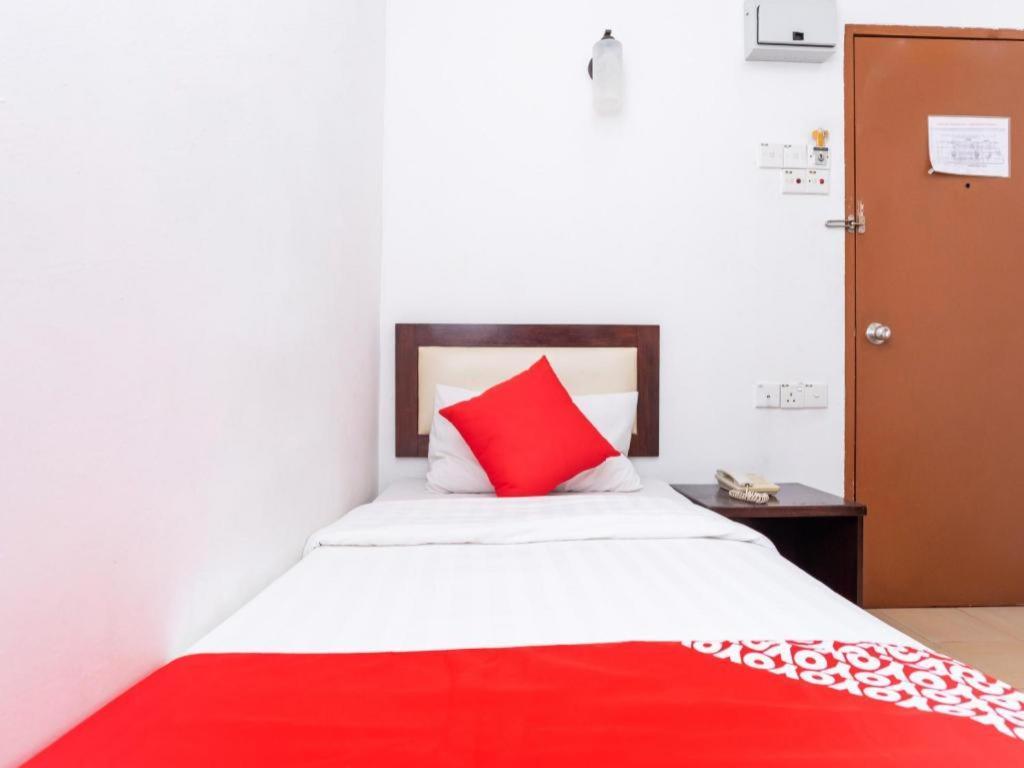 Super Oyo 1114 Neo Pegasus Hotel Сегамат Экстерьер фото