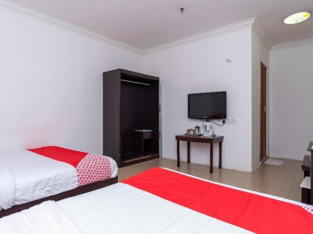 Super Oyo 1114 Neo Pegasus Hotel Сегамат Экстерьер фото