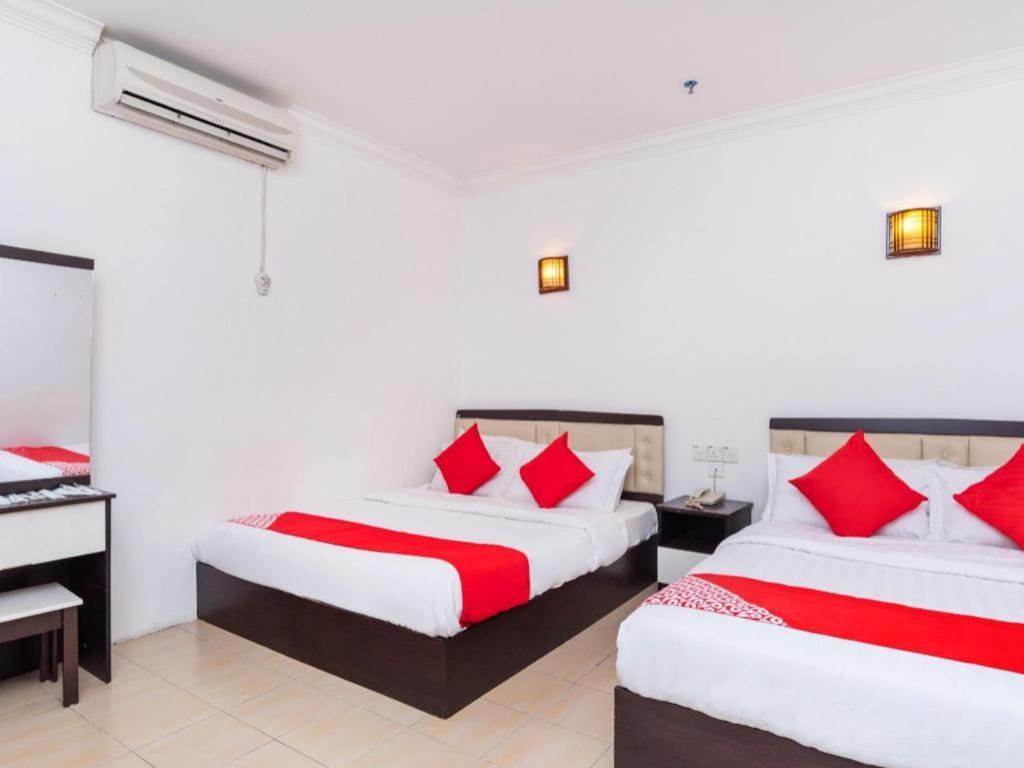 Super Oyo 1114 Neo Pegasus Hotel Сегамат Экстерьер фото