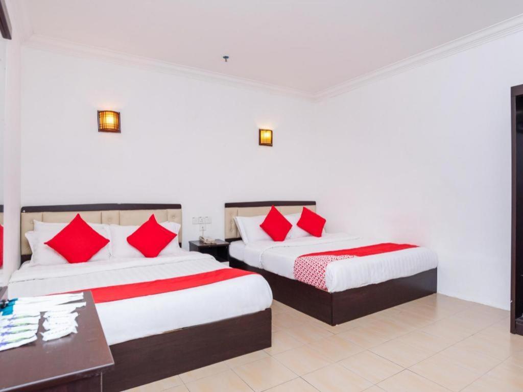 Super Oyo 1114 Neo Pegasus Hotel Сегамат Экстерьер фото