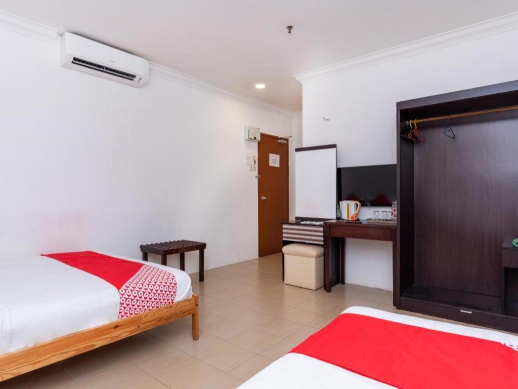 Super Oyo 1114 Neo Pegasus Hotel Сегамат Экстерьер фото
