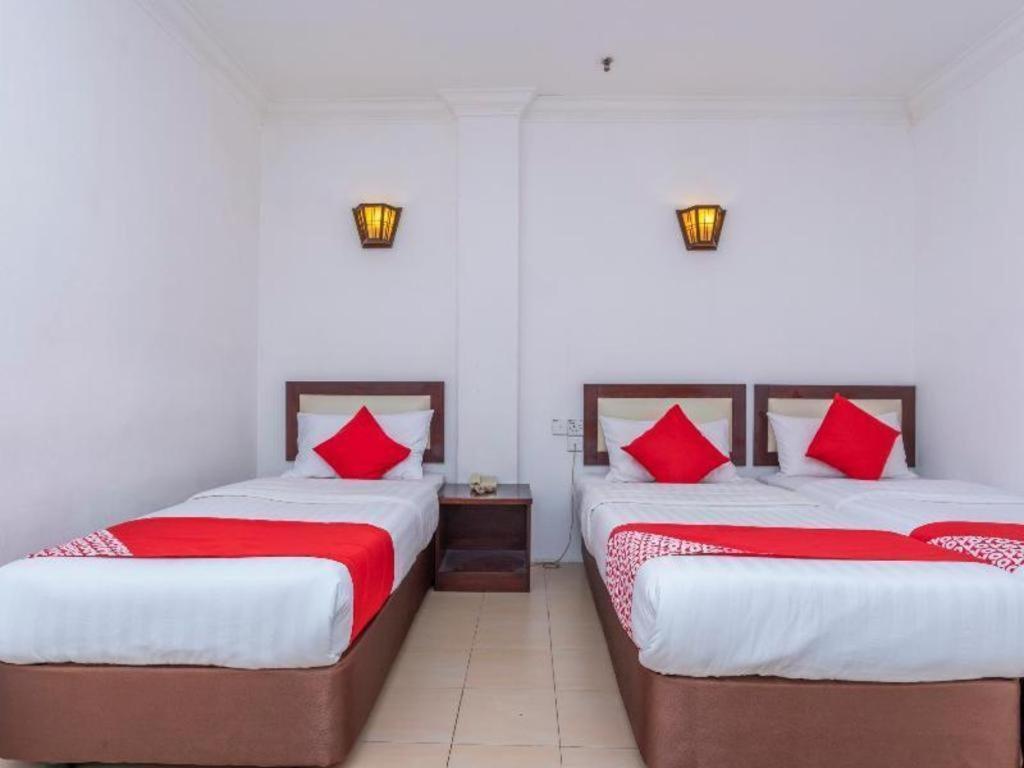 Super Oyo 1114 Neo Pegasus Hotel Сегамат Экстерьер фото